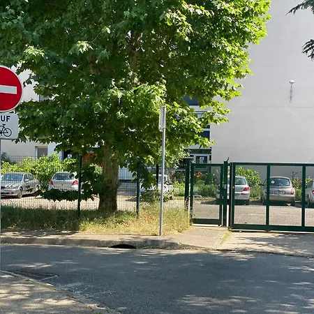 D'hotes Modernes A Bron